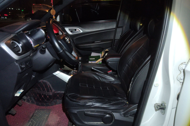 中华V3 2015款 1.5L 手动精英型中控内饰19