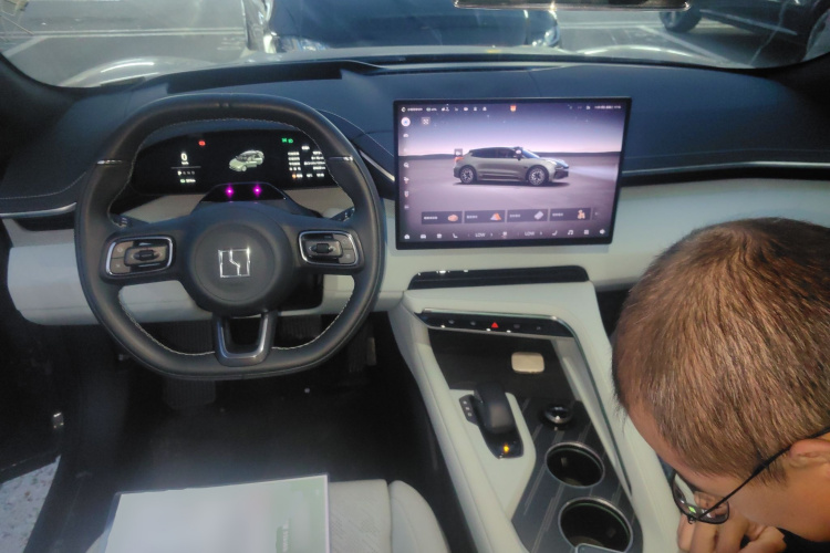 极氪001 2025款 WE版 95kWh 四驱中控内饰7002