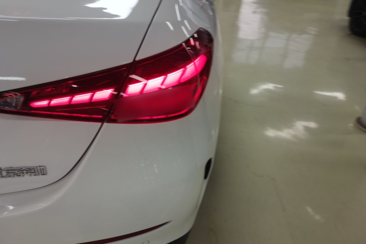 奔驰C级 2022款 C 200 L 运动版车身外观9