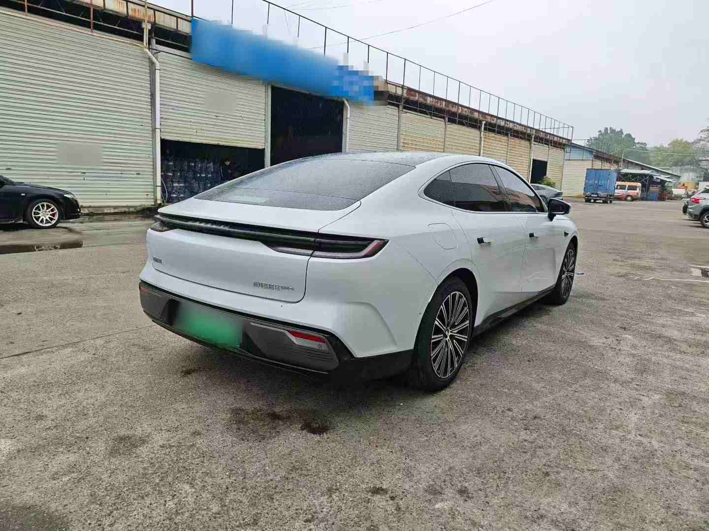 车辆右后45度整体外观展示