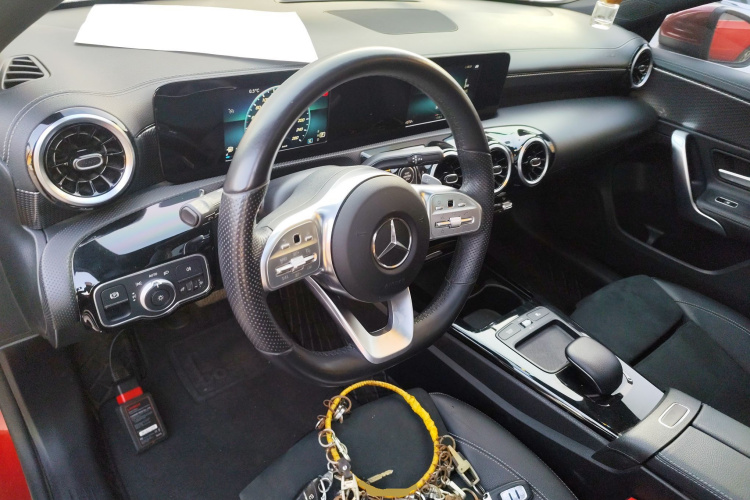 奔驰A级 2019款 改款 A 180 L 运动轿车中控内饰12