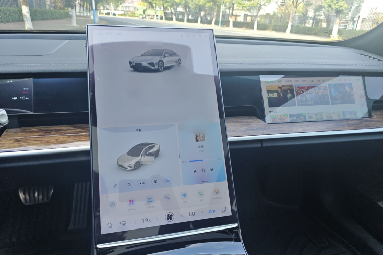 哪吒汽车 哪吒S 2022款 增程版 1160km 后驱中版中控内饰7003