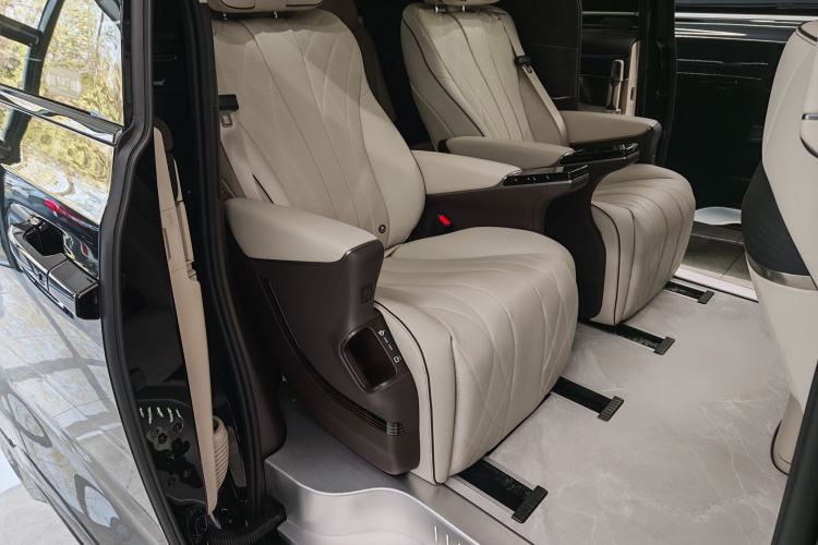 腾势D9 2024款 DM-i 980 四驱尊荣型中控内饰7010