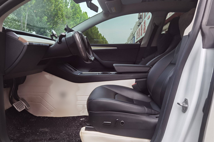 特斯拉 Model Y 2022款 Performance高性能全轮驱动版中控内饰7003