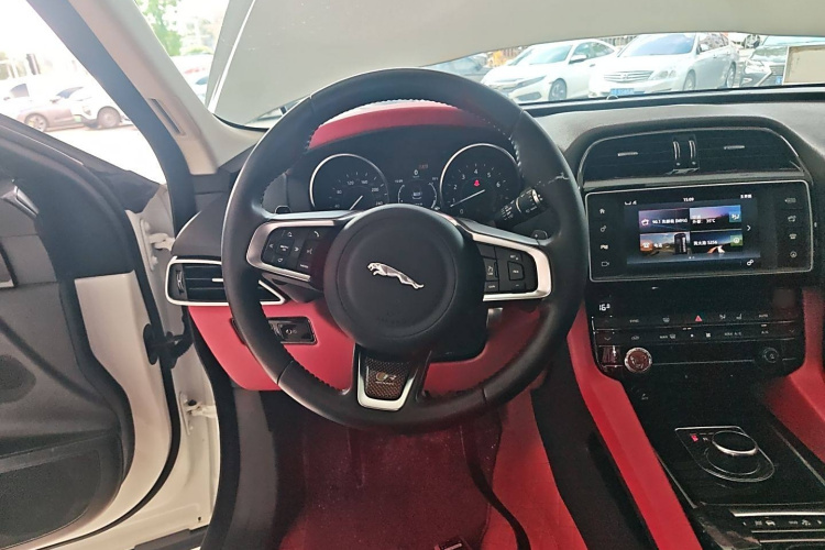 捷豹F-PACE 2018款 2.0T 两驱都市尊享版局部细节13