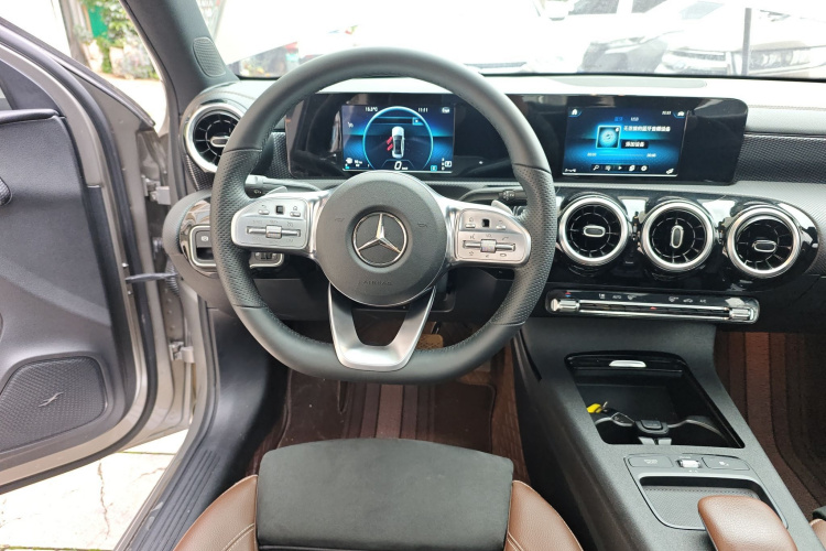 奔驰A级 2019款 A 180 L 运动轿车中控内饰13