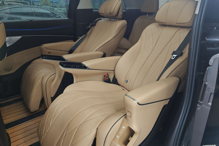 腾势D9 2024款 DM-i 980 四驱尊荣型中控内饰7004