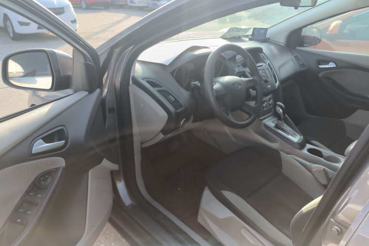 福特 福克斯 2012款 三厢 1.6L 自动舒适型中控内饰7003