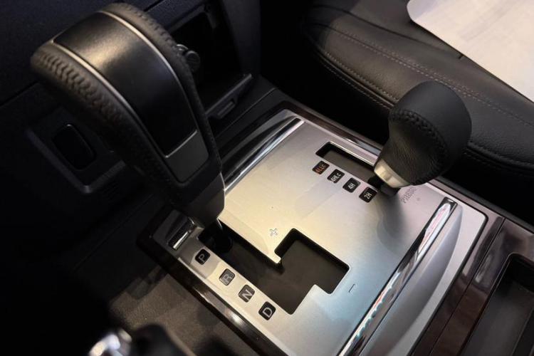 三菱 帕杰罗(进口) 2022款 帕杰罗V93 3.0L GLS 织物(中东)中控内饰7005