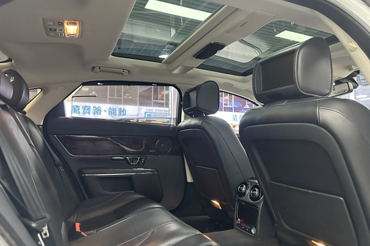 捷豹XJ 2015款  XJL 3.0 SC 两驱全景商务版中控内饰7004