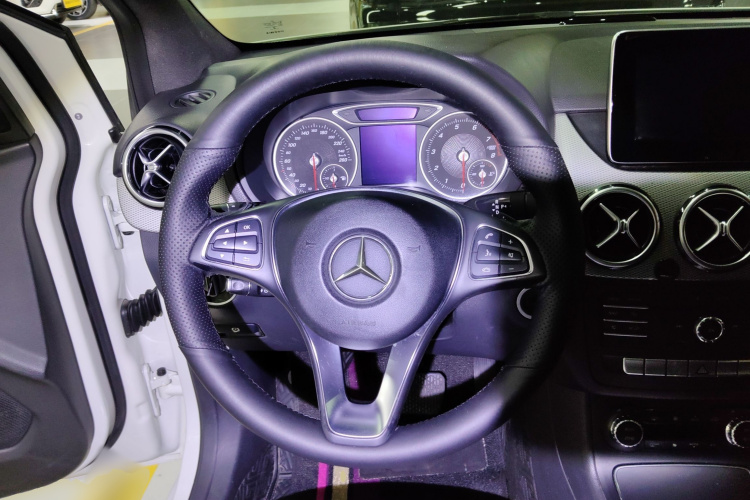 奔驰B级 2015款 B 200 时尚型中控内饰13