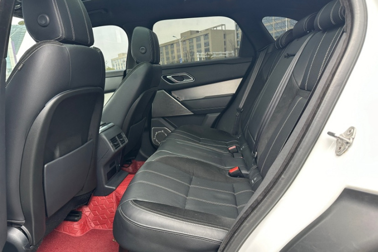 路虎 揽胜星脉 2018款 P380 R-DYNAMIC SE中控内饰7001