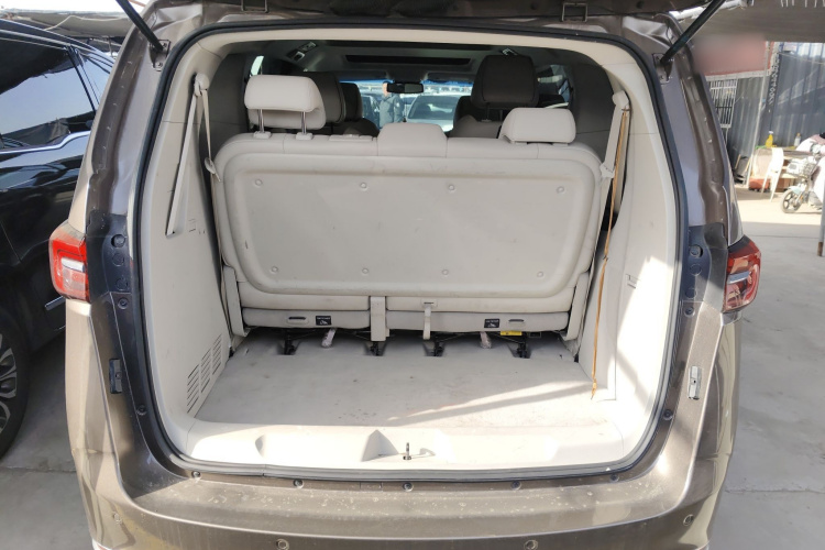 别克GL8 2020款 陆上公务舱 652T 豪华型福祉版机舱底盘23