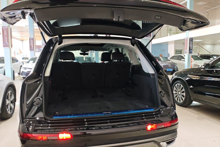 奥迪Q7 2022款 55 TFSI quattro S line运动型机舱底盘23