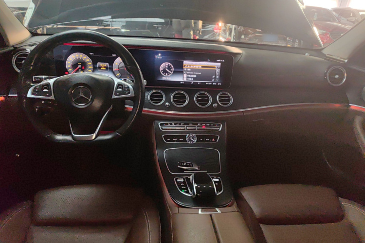 奔驰E级 2018款 改款 E 200 L 运动型中控内饰12