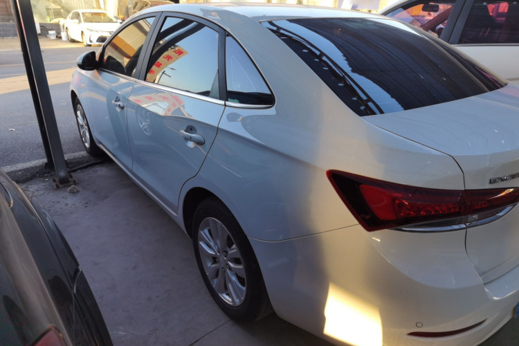 别克 英朗 2021款 改款 典范 1.5L 自动精英型车身外观4