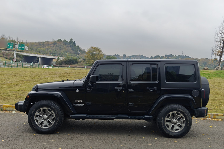 Jeep 牧马人 2015款 3.0L Sahara 四门舒享版车身外观6005