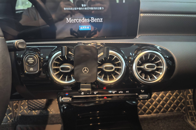 奔驰A级 2020款 A 200 L中控内饰7003