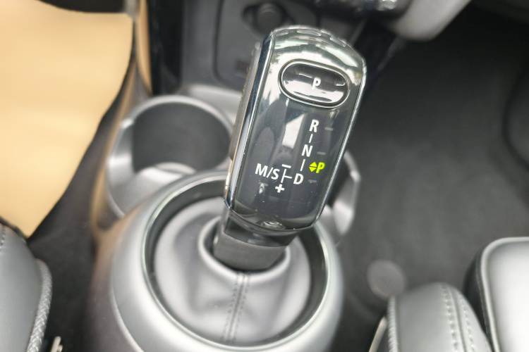 MINI 2023款 2.0T COOPER S CABRIO 艺术家中控内饰7006