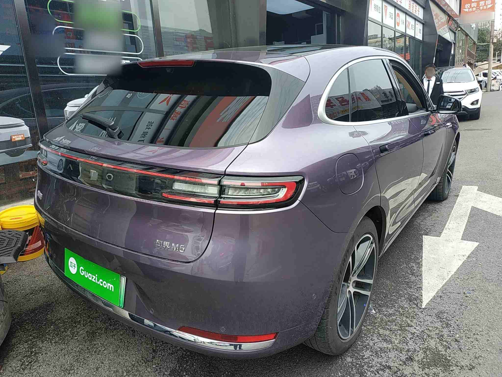 车辆右后45度外观展示