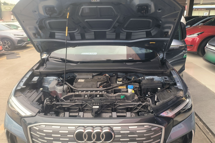 奥迪Q4 e-tron 2024款 40 e-tron 创境版机舱底盘24