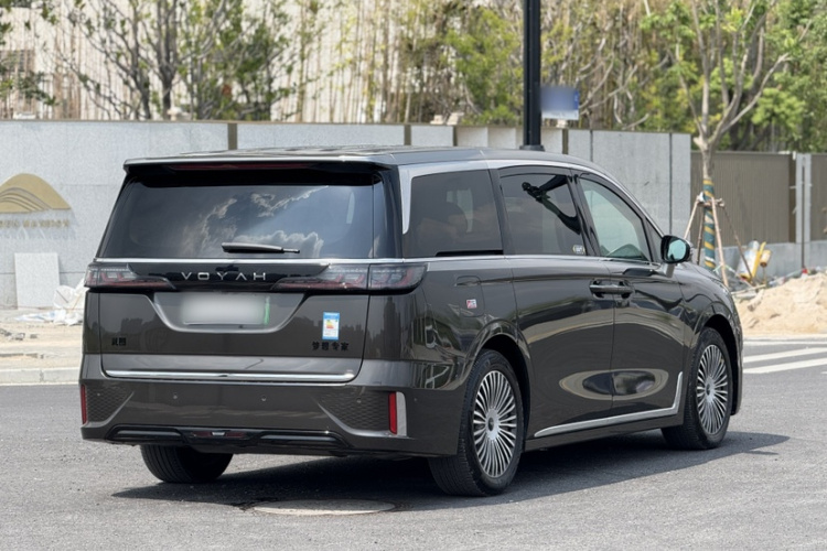 岚图汽车 岚图梦想家 2025款 PHEV 四驱尊贵鲲鹏版车身外观6003