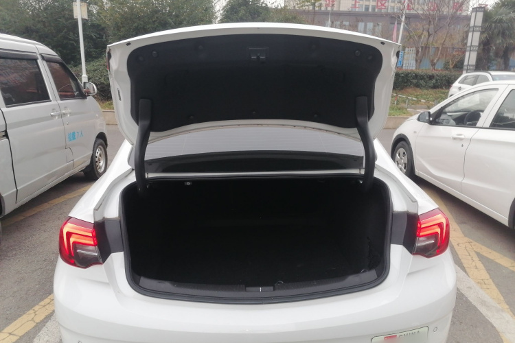 别克 君威 2019款 20T 精英型 国VI机舱底盘23