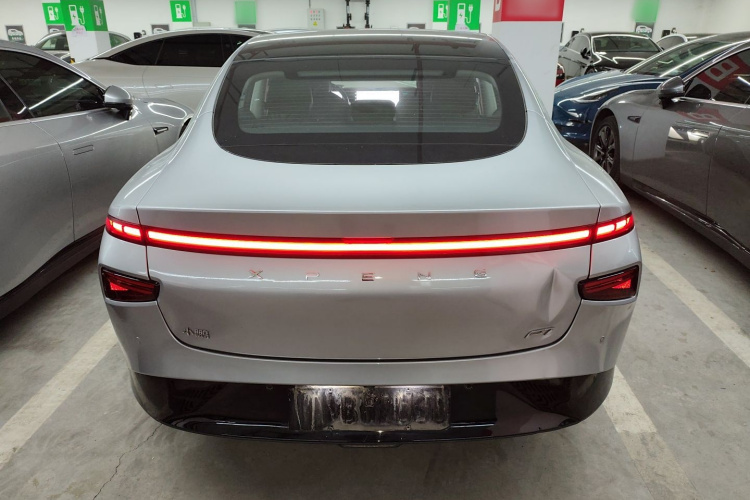 小鹏P7 2022款 625E车身外观6