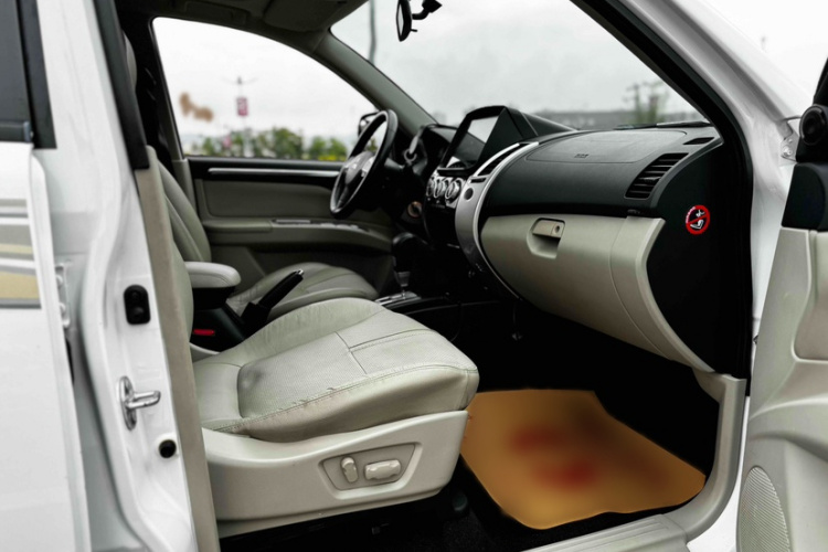 三菱 帕杰罗·劲畅 2013款 3.0L 自动两驱豪华版中控内饰7002