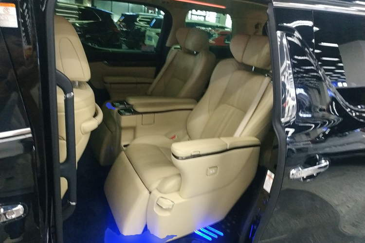 丰田 威尔法 2021款 皇冠 双擎 2.5L HV至尊版中控内饰21