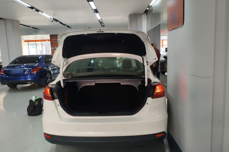 福特 福克斯 2018款 三厢经典 1.6L 自动风尚型智行版机舱底盘23