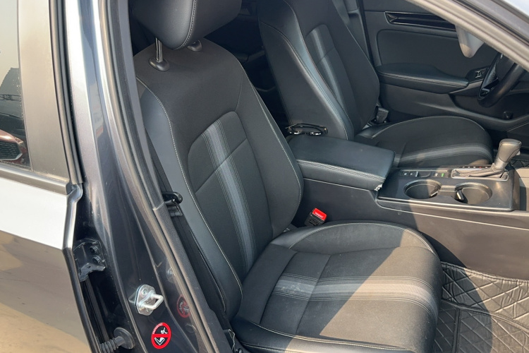 本田 思域 2022款 240TURBO CVT燃动版局部细节41