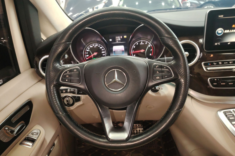奔驰V级 2016款 V 260 L 尊贵加长版中控内饰13