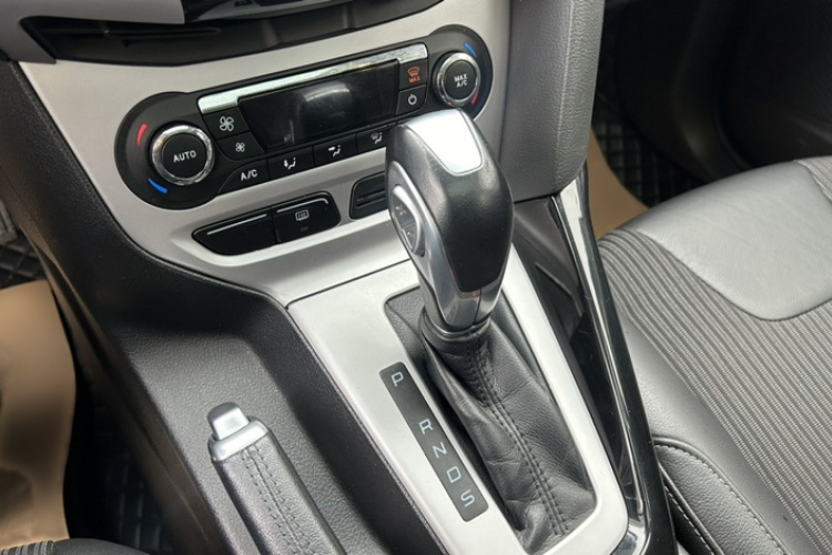 福特 福克斯 2012款 两厢 2.0L 自动豪华运动型中控内饰7005