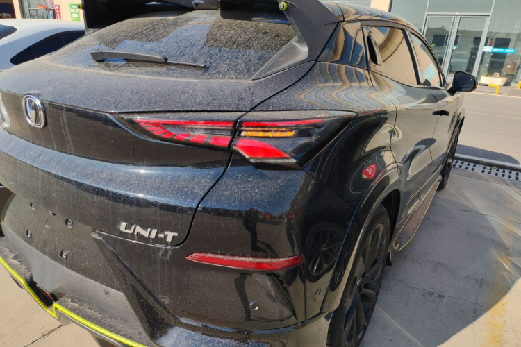 长安UNI-T 2022款 1.5T 运动版 旗舰型车身外观6006