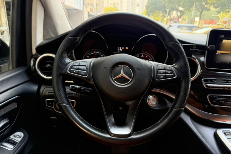 奔驰V级 2018款 V 260 领航版 国VI中控内饰7005