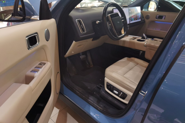 理想汽车 理想L8 2023款 Air中控内饰7003