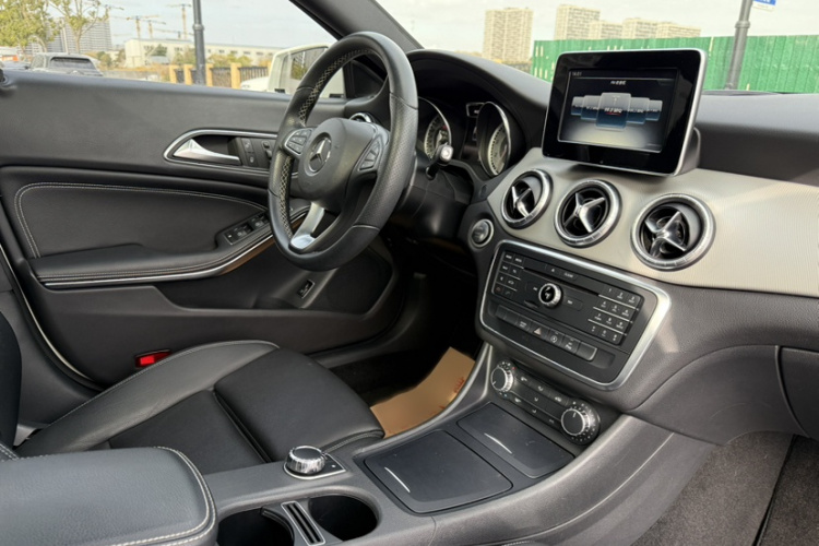 奔驰CLA 2016款 CLA 200 时尚型中控内饰7008