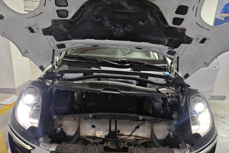 保时捷 2017款  Macan 2.0T机舱底盘24