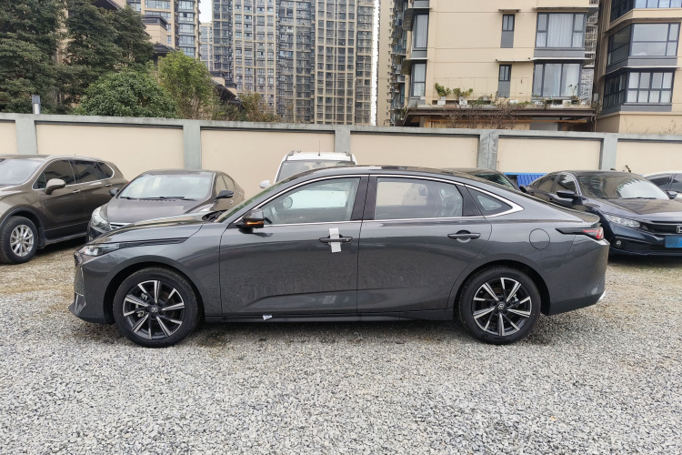 长安 逸动 2025款 蓝鲸 1.5T 500Bar尊贵型车身外观4