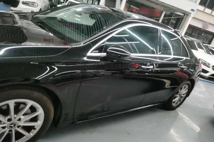 奔驰A级 2022款 改款 A 200 L 运动轿车时尚型车身外观4