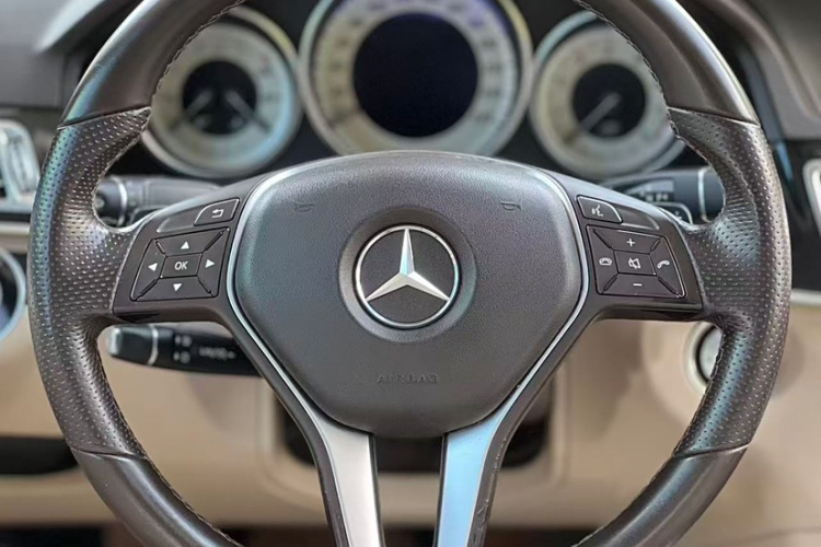 奔驰E级 2015款 E 260 L 运动型中控内饰7001