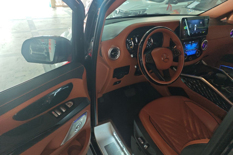 奔驰 威霆 2023款 2.0T 精英版 7座中控内饰7003