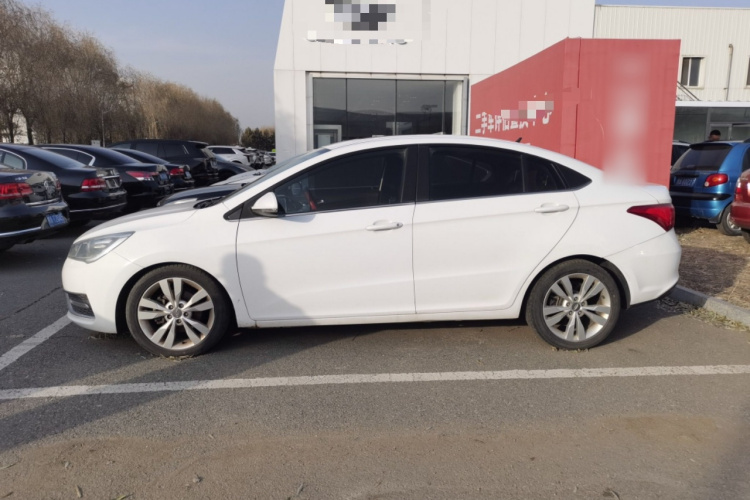 奇瑞 艾瑞泽5 2016款 1.5L CVT领锐版车身外观4