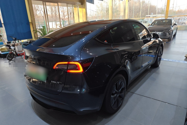 特斯拉 Model Y 2024款 后轮驱动版车身外观7