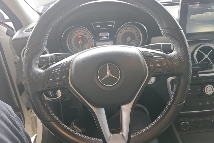 奔驰GLA 2016款 GLA 200 动感型中控内饰13