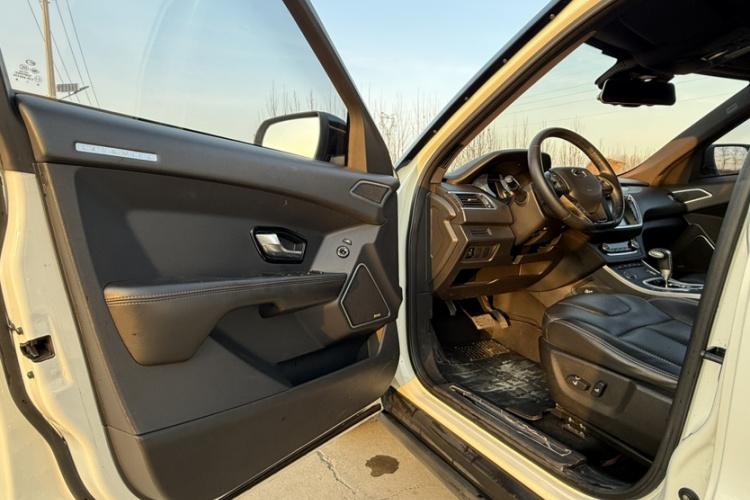 陆风X7 2016款 2.0T 全景尊贵版中控内饰7005