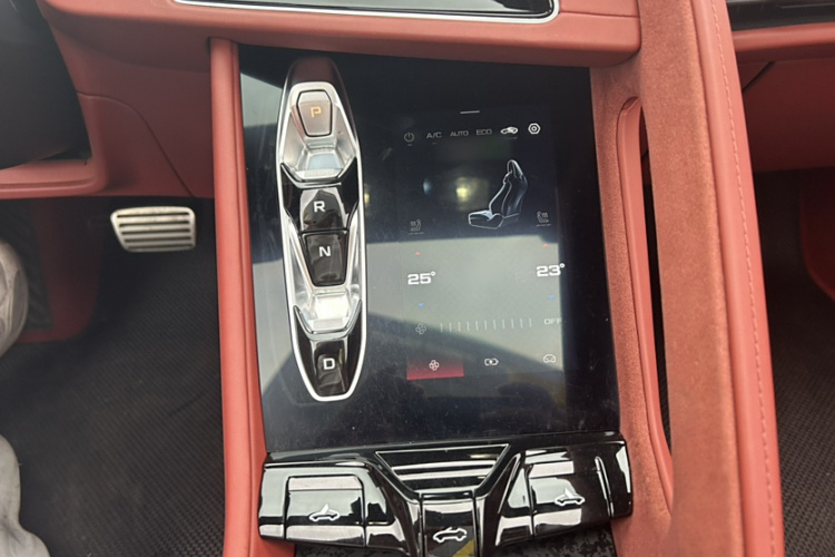 名爵 MG Cyberster 2024款 520km 传奇四驱版中控内饰7011