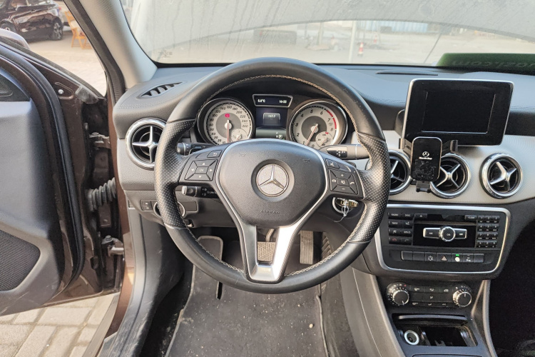 奔驰GLA 2015款 GLA 200 时尚型中控内饰13