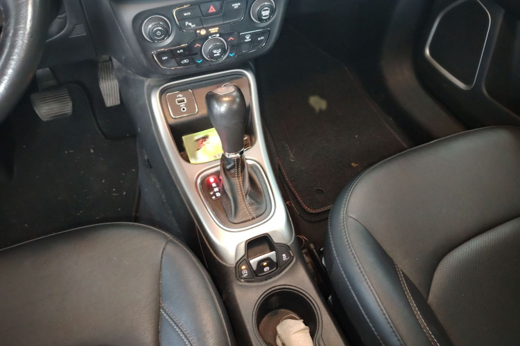 Jeep 指南者 2017款 200T 自动家享版局部细节18